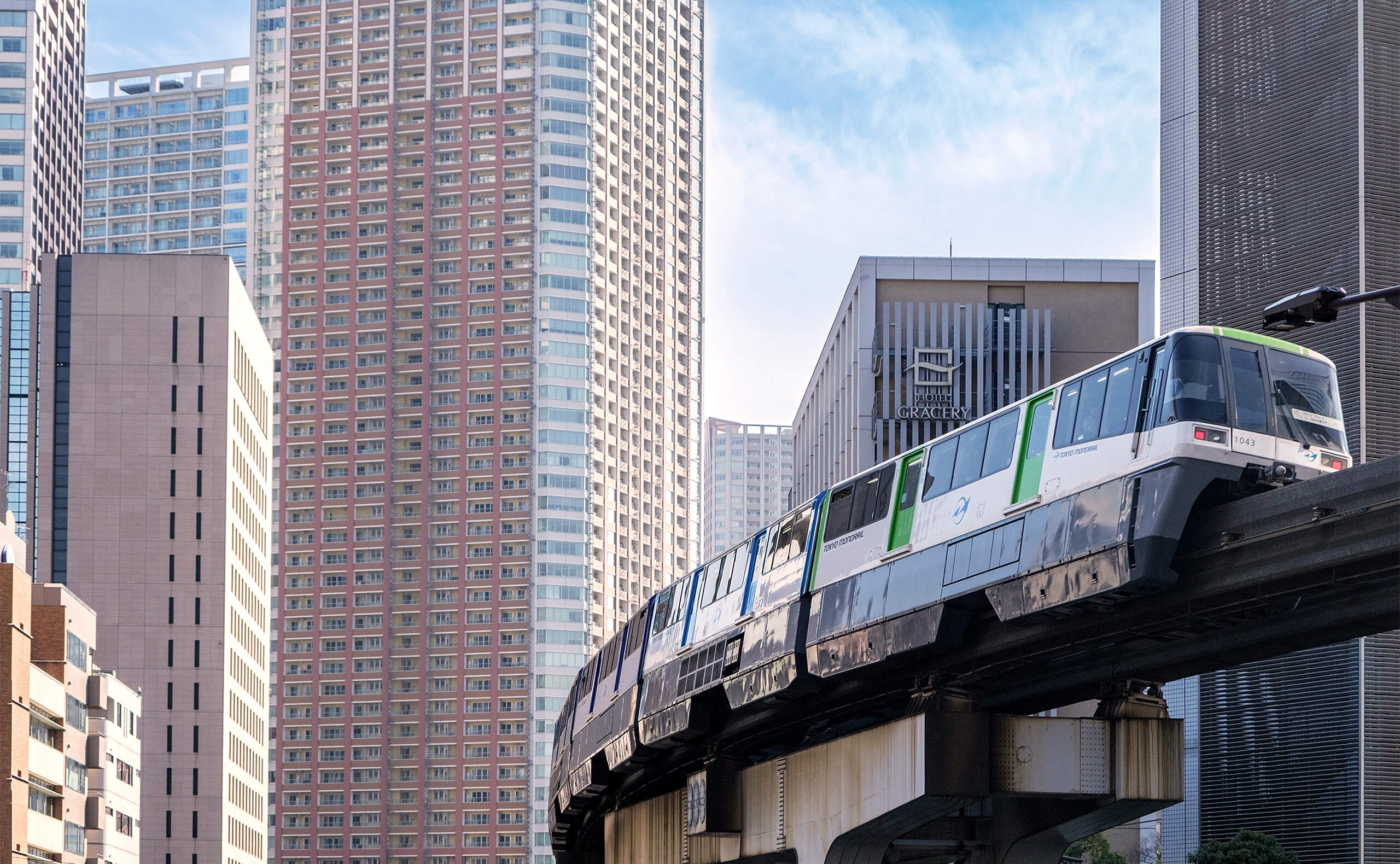 港区浜松町・大門のビル群とモノレール